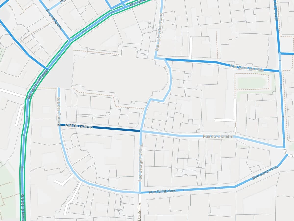 Carte du centre de Rennes : chaque rue coloriée par le prix médian de ses ventes réelles, la rue de la Monnaie surlignée